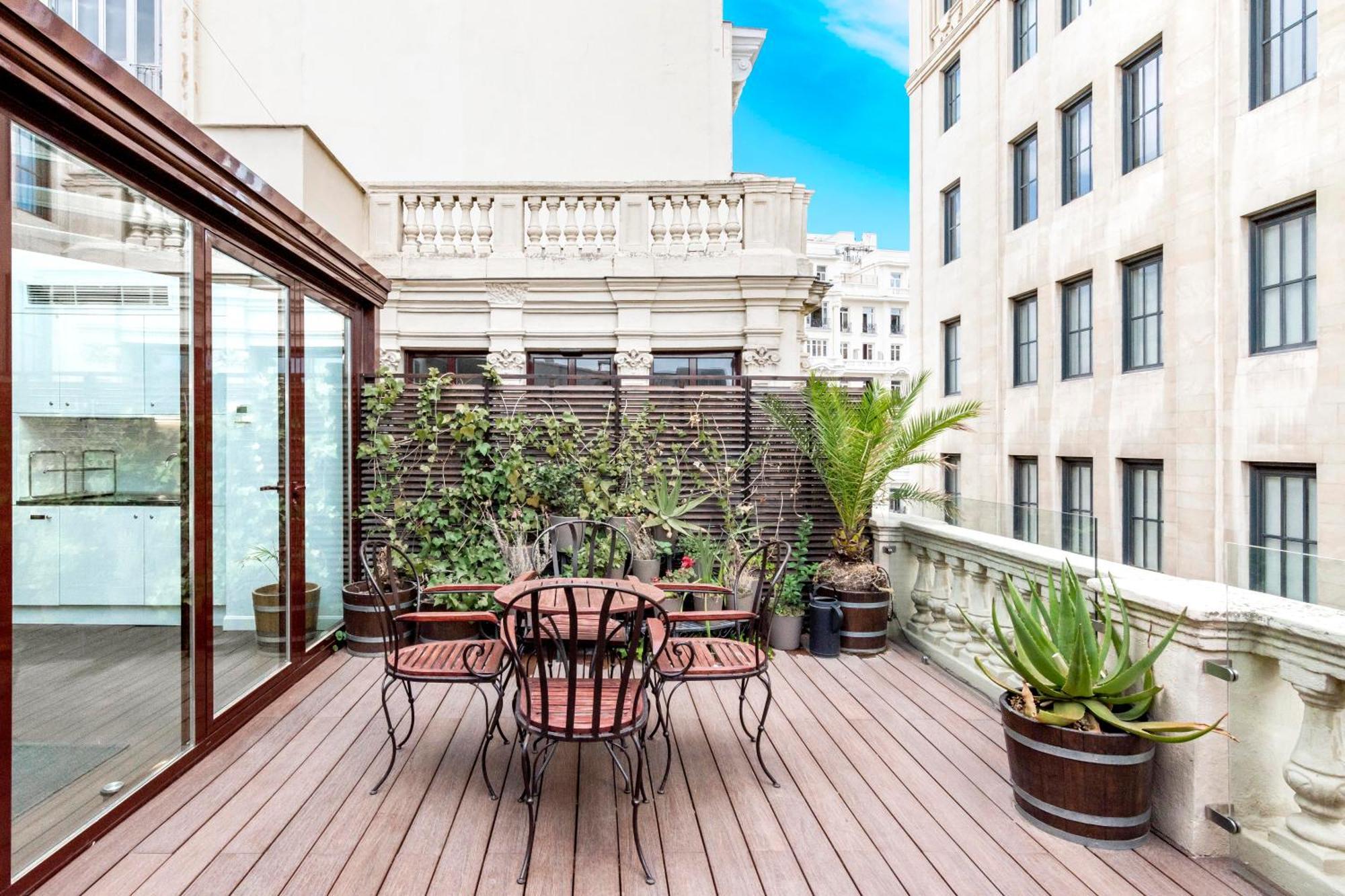 Home Suite Home Gran Via Мадрид Экстерьер фото